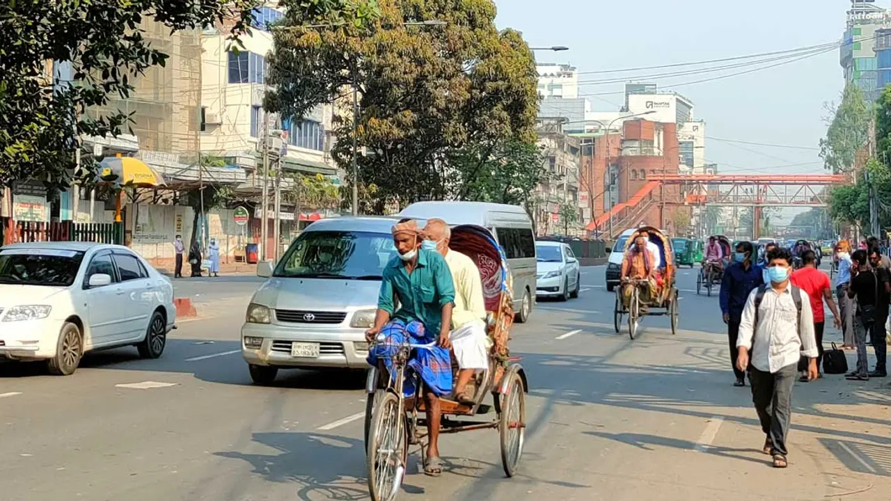 বেলা বাড়তেই মানুষ বাড়ছে সড়কে 