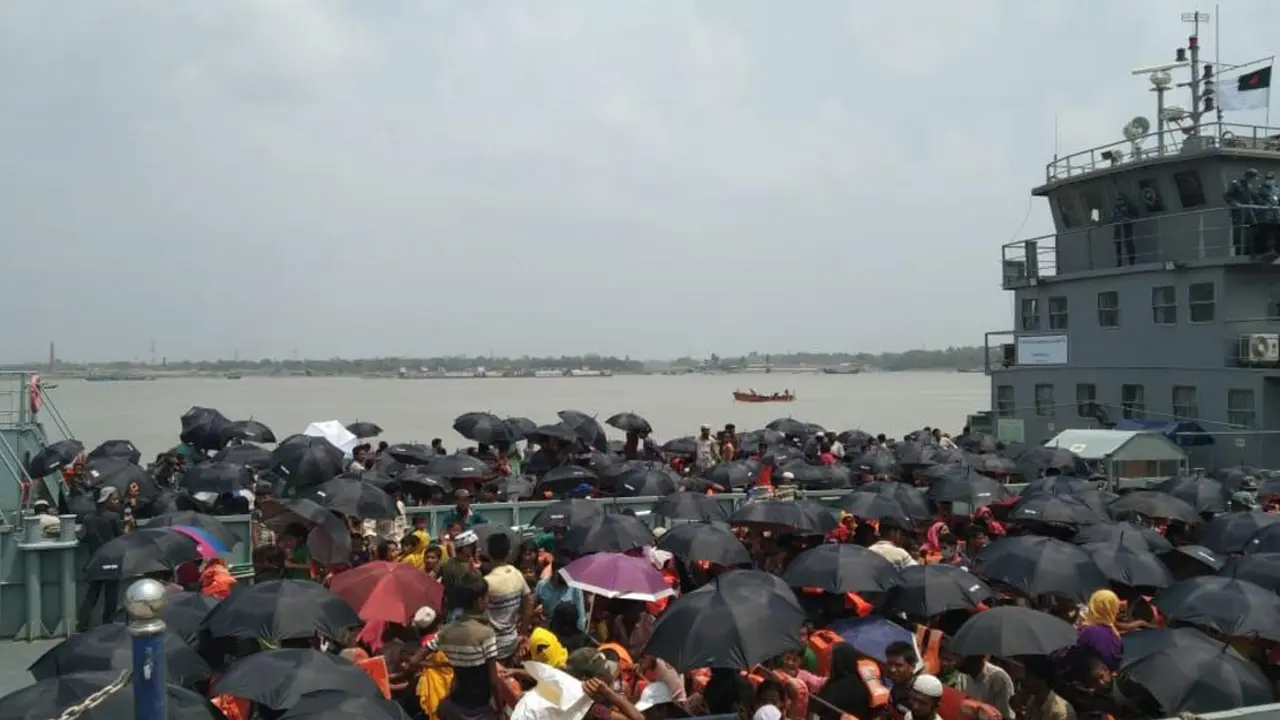 ২১২৫ রোহিঙ্গাকে ভাসানচরে নেওয়া হচ্ছে