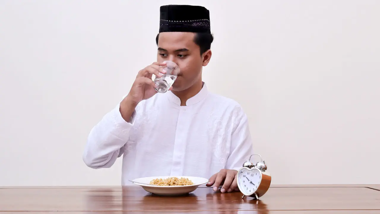 সাহরিতে আজানের সময় পানি খেলে রোজা হবে কি?