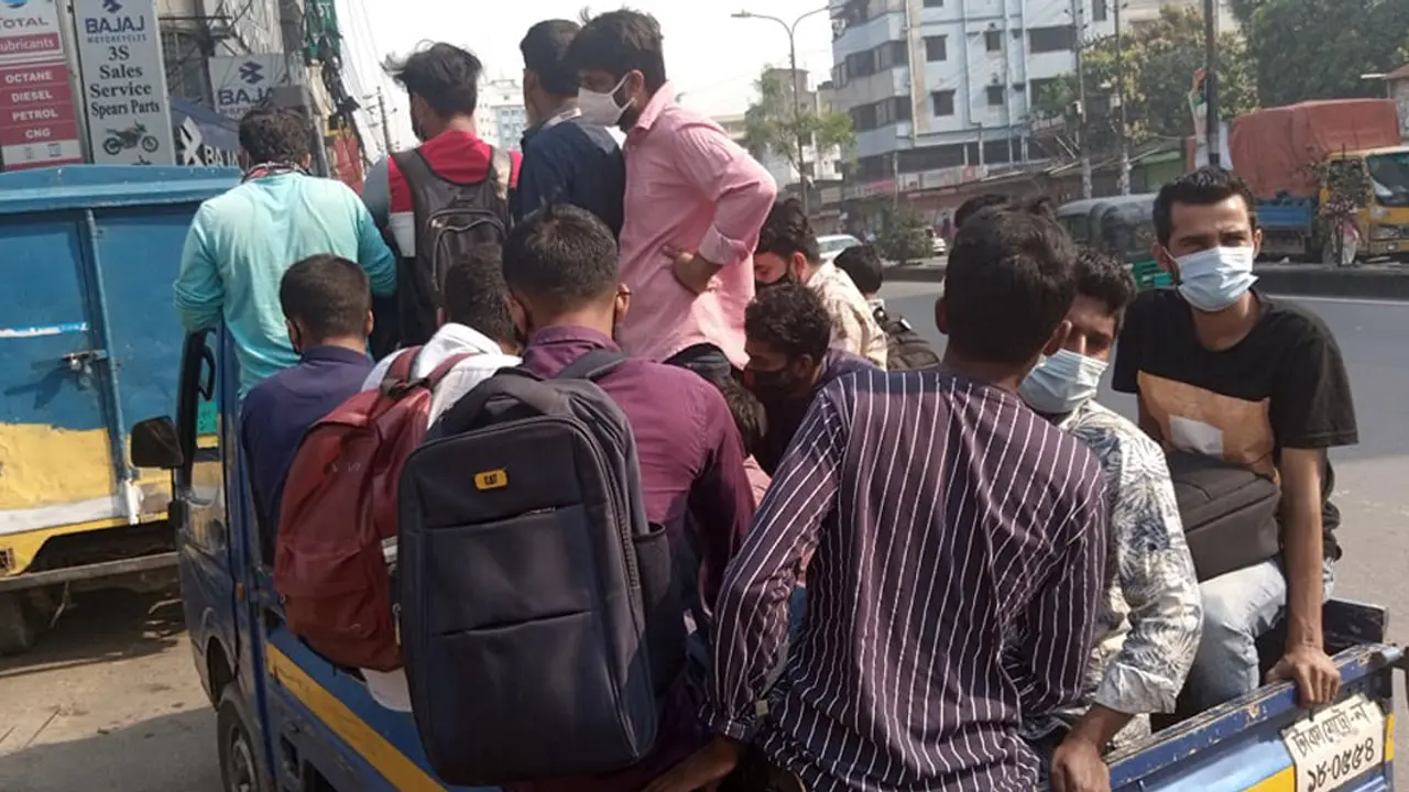 বাস চলাচল বন্ধ, মানুষ চড়ছেন পিকআপ ভ্যানেও