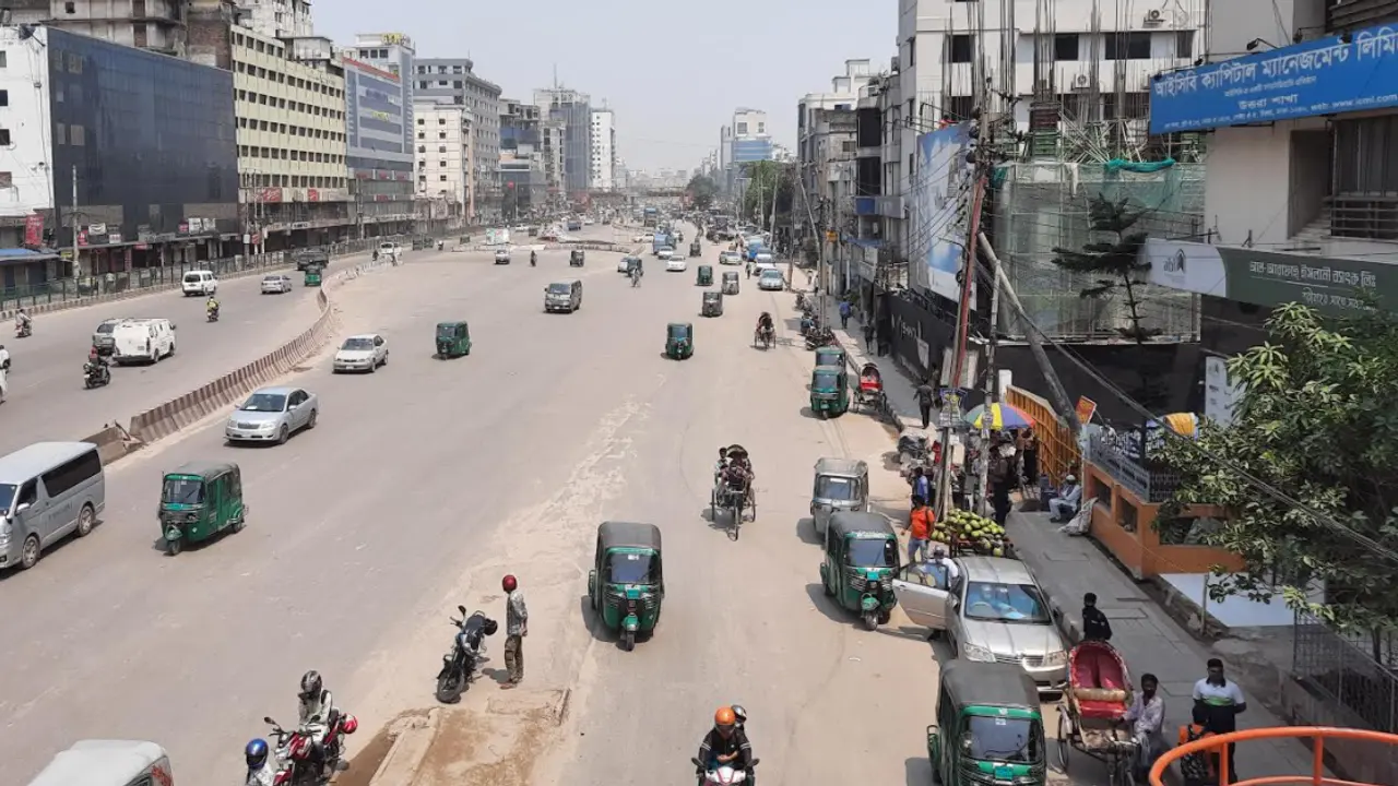 গণপরিবহন ছাড়া সবই চলছে
