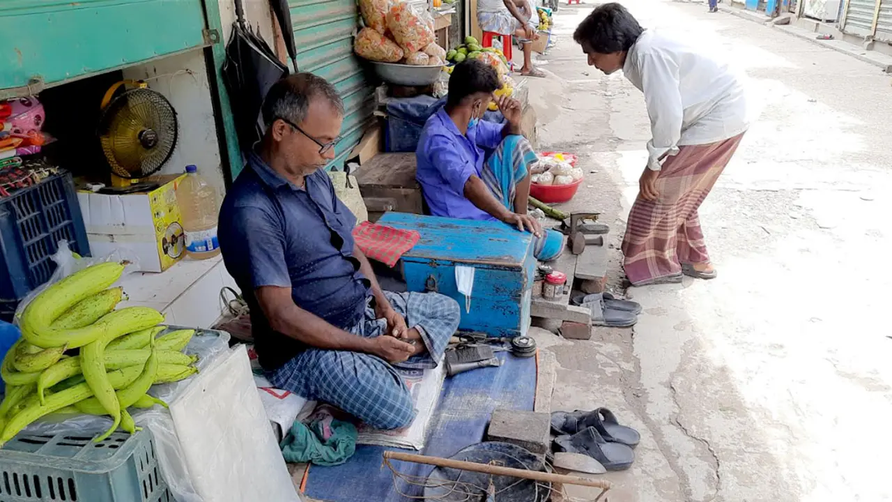 লকডাউনে বিপাকে শরীয়তপুরের মুচি সম্প্রদায়