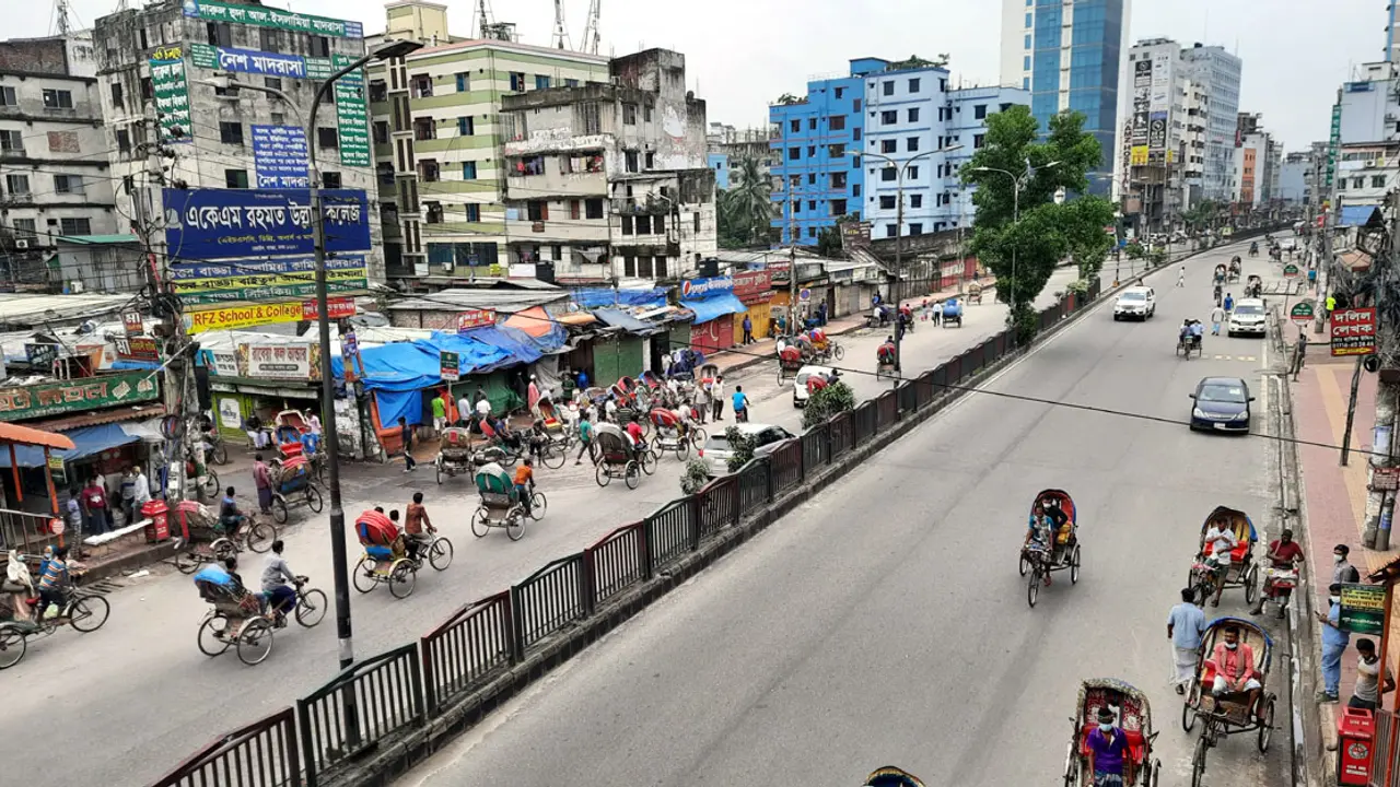 তৃতীয় দিনে সড়কে মানুষ-যানবাহনের উপস্থিতি কিছুটা বেড়েছে