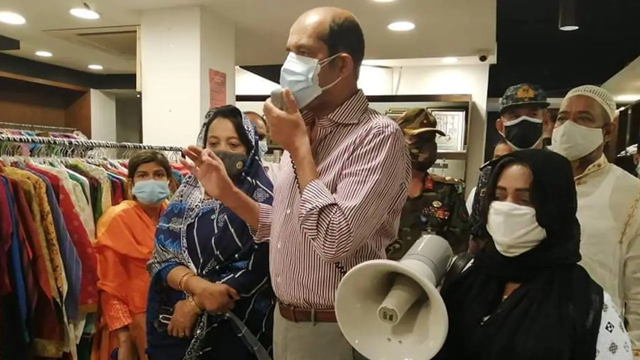 আড়ংকে লাখ টাকা জরিমানা