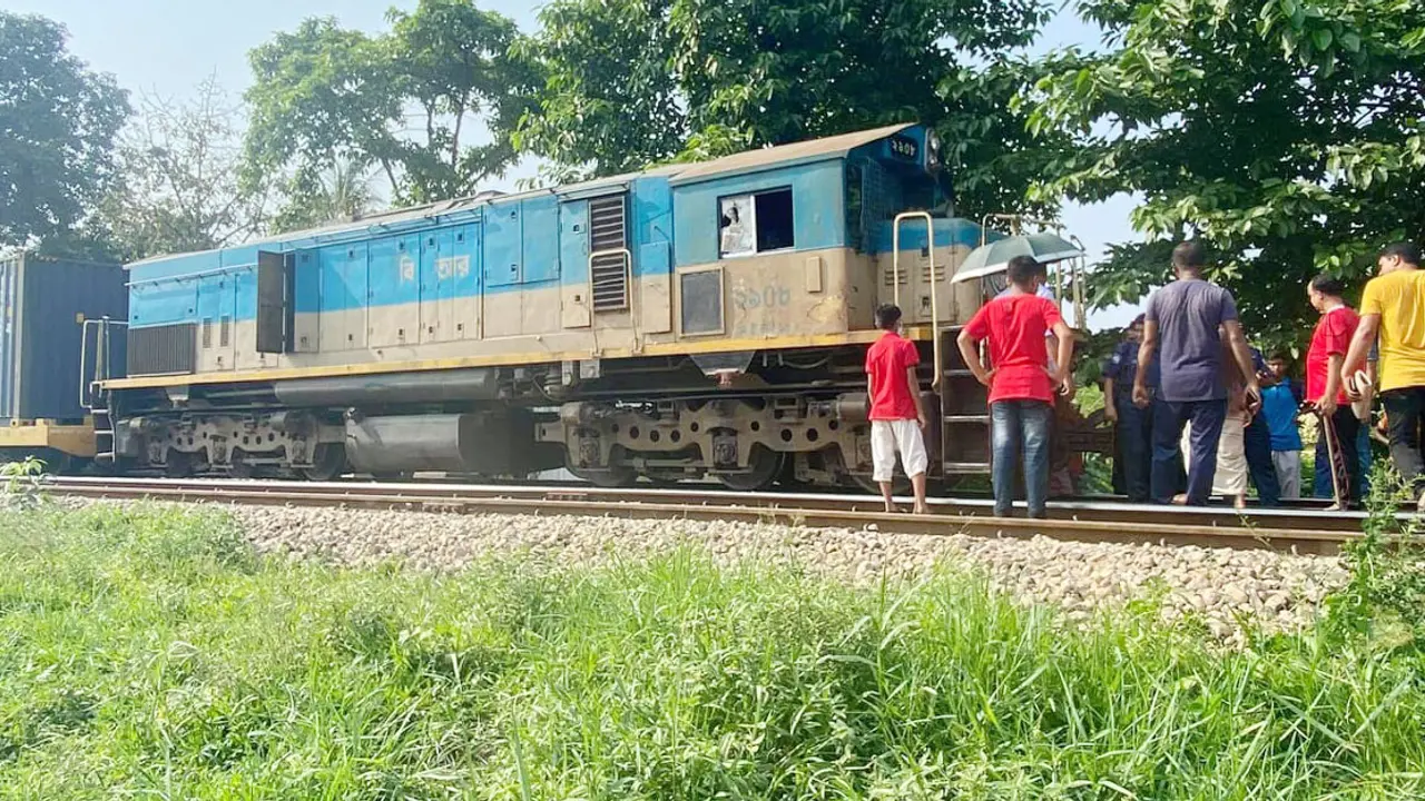 চালককে মারধর : ১ ঘণ্টা পর ট্রেন চলাচল স্বাভাবিক