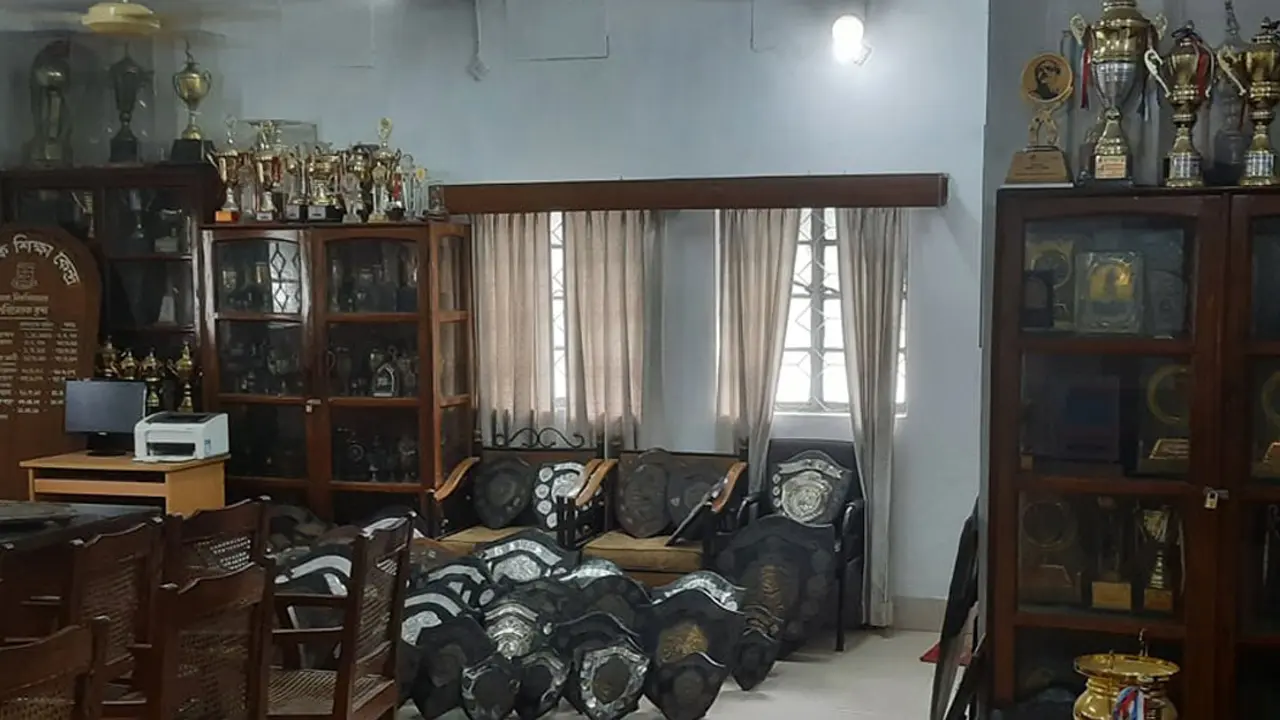 শতবর্ষে ঢাবি : ট্রফি আছে, ট্রফি নেই!