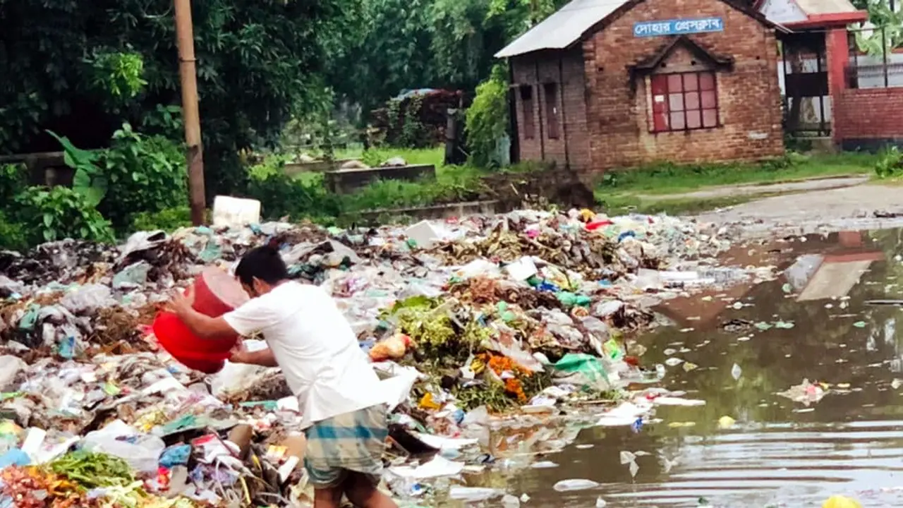 দোহার পৌর এলাকায় ময়লার ভাগাড়, স্বাস্থ্যঝুঁকিতে পথচারীরা