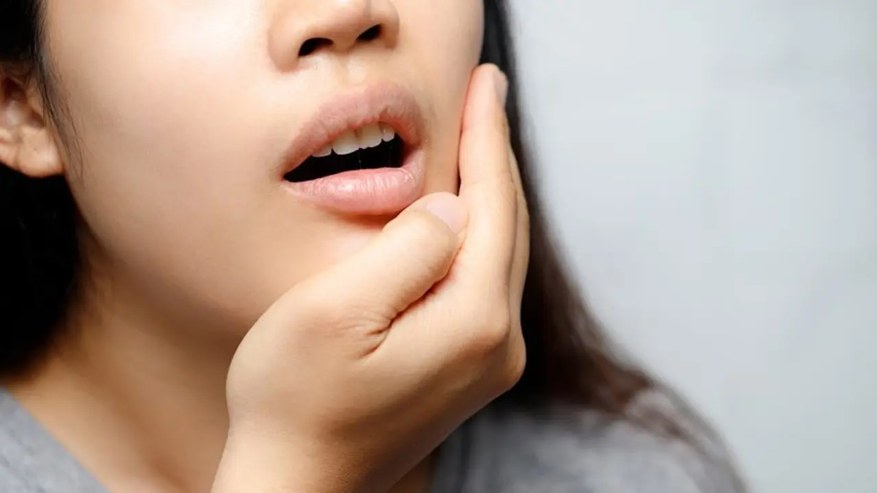 দাঁতের মাড়ির যত্নে কী খাবেন?