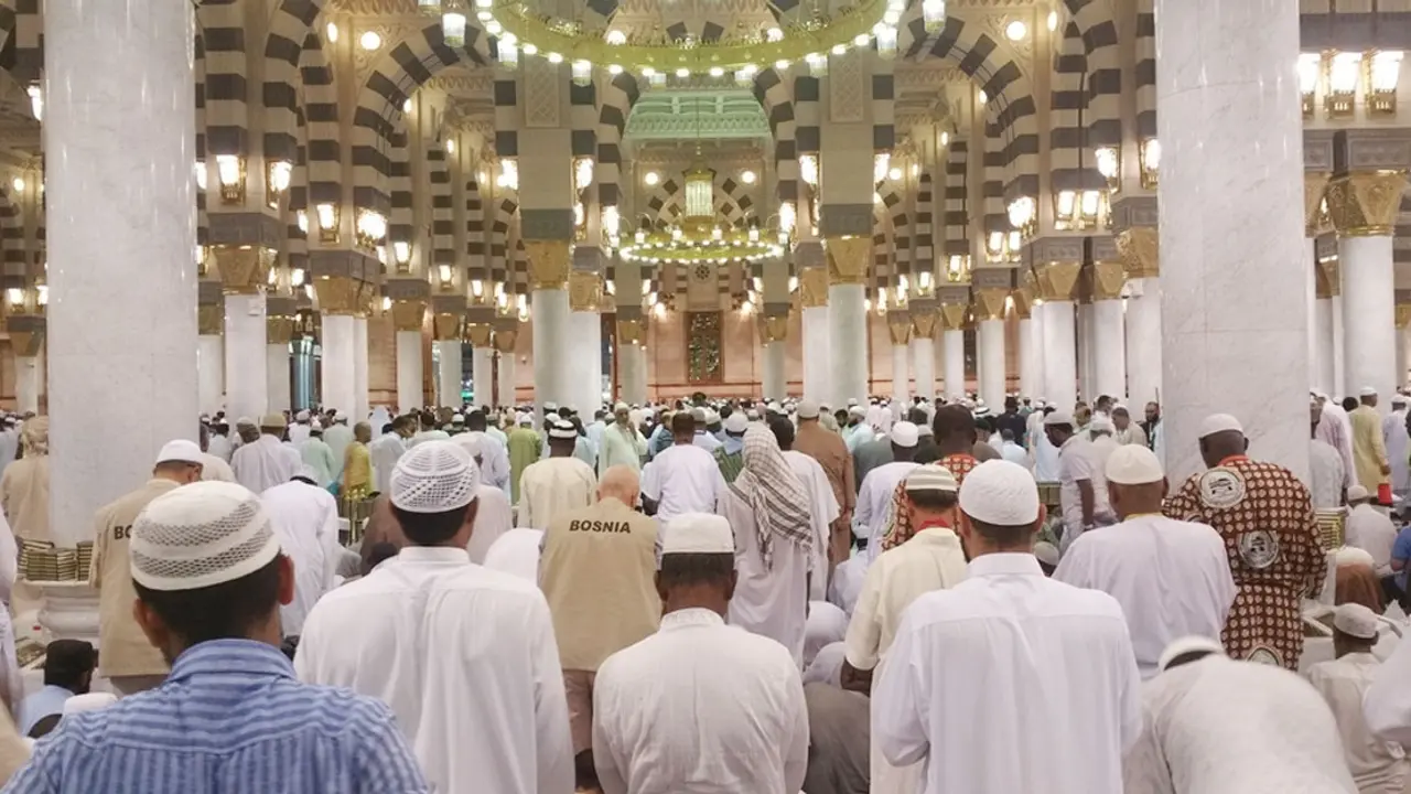 নামাজের রাকাত ছুটে গেলে যা করবেন