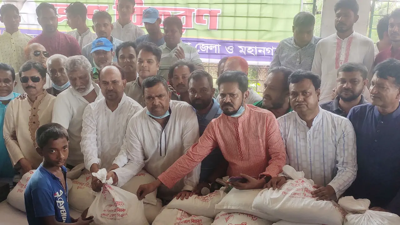 উপকূলের ৫০০ মানুষকে ত্রাণ দিল বিএনপি