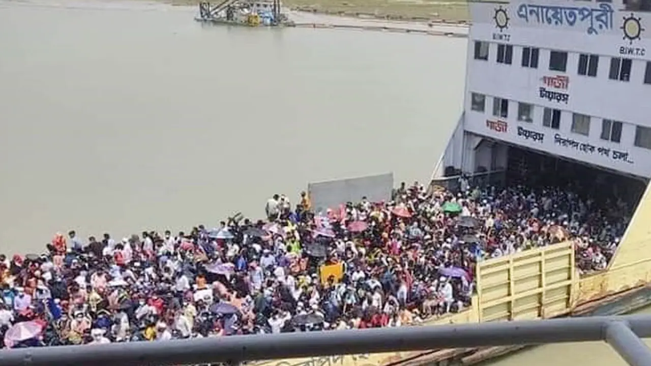 এক ফেরিতেই ১২০০ যাত্রী