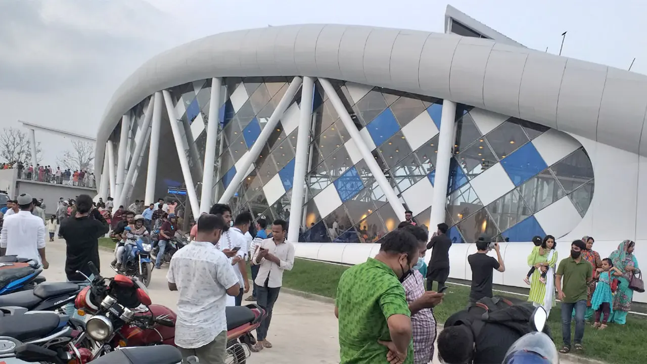 প্রজেক্ট হিলশায় ছুটছে মানুষ