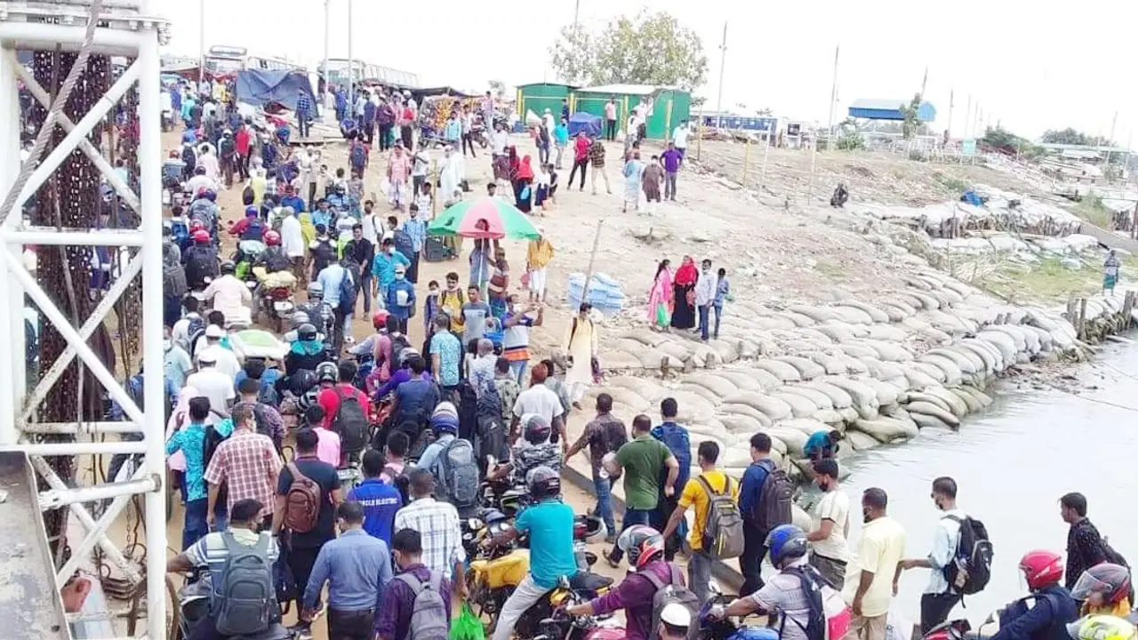 শিমুলিয়ায় নেই যাত্রীর চাপ, বাড়তি ভাড়ায় ফিরছে মানুষ