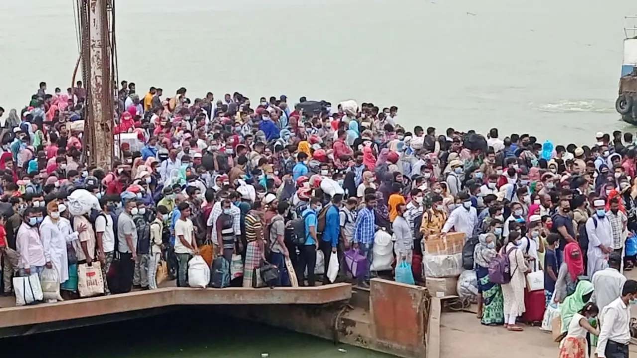 ফেরি চলাচল বন্ধ, ঘাটে হাজার হাজার যাত্রী