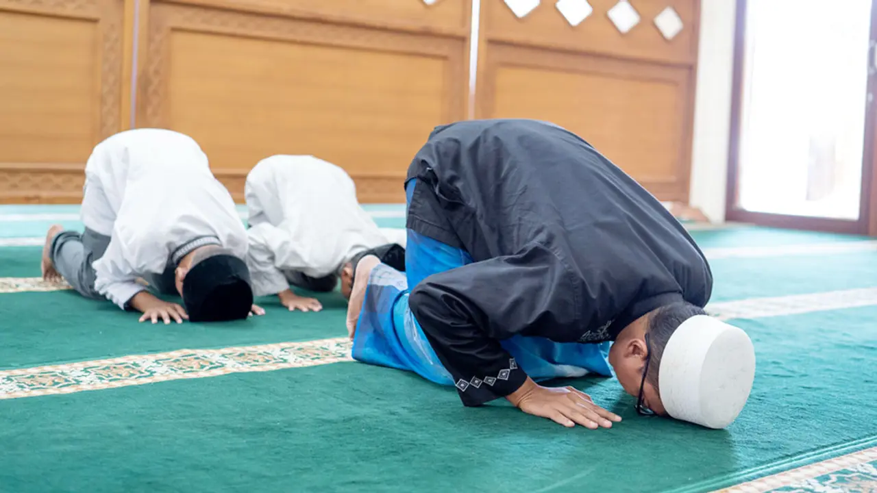 রাতের নামাজে কিরাত যে কারণে উচ্চস্বরে পড়া হয়