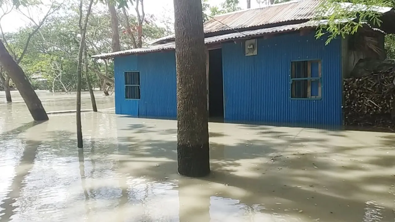 হাতিয়ার নিম্নাঞ্চলে প্লাবিত হয়েছে ৪ গ্রাম