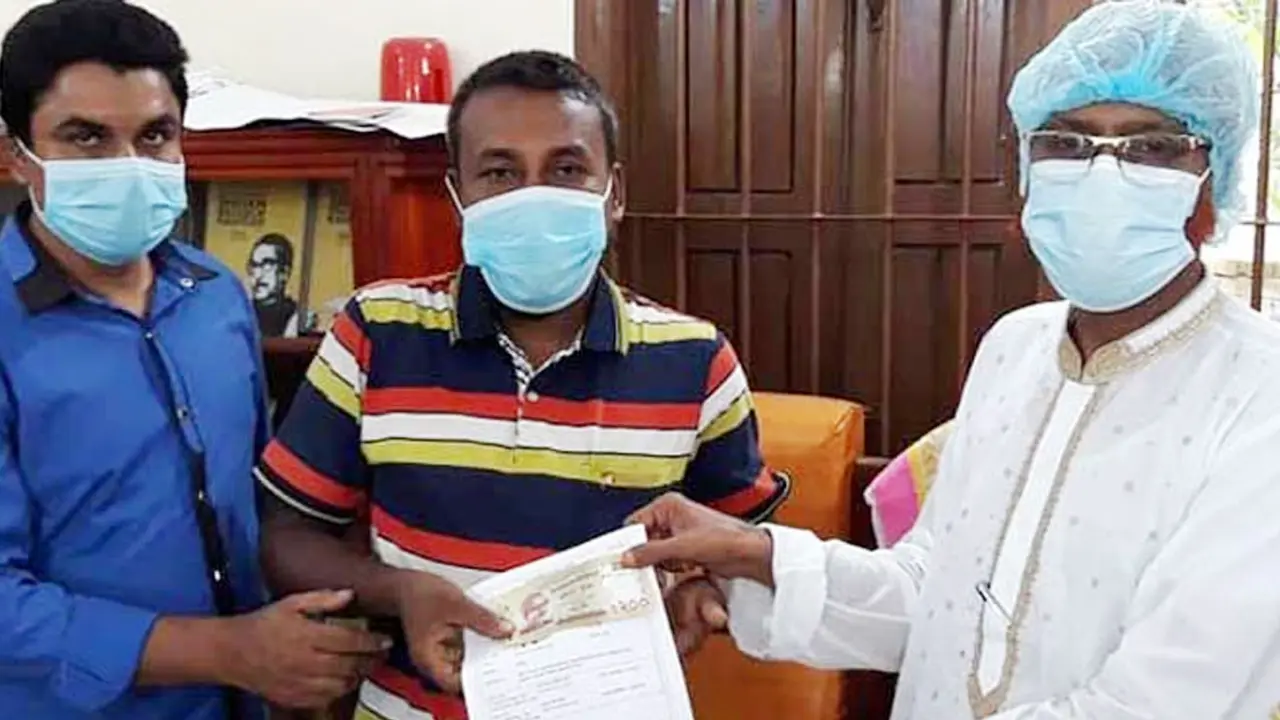 জন্মের পরই নবজাতক পেল জন্ম নিবন্ধন কার্ড, বাবা পেল পুরস্কার