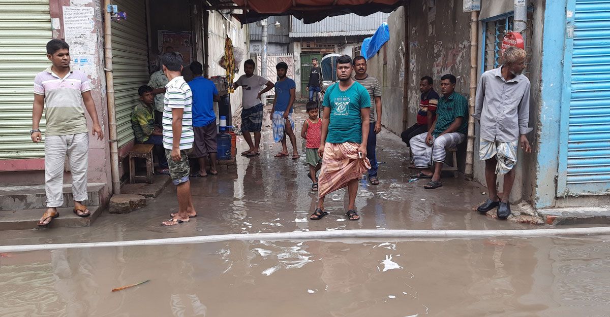 জলাবদ্ধতায় এলাকাবাসীর দুর্ভোগ