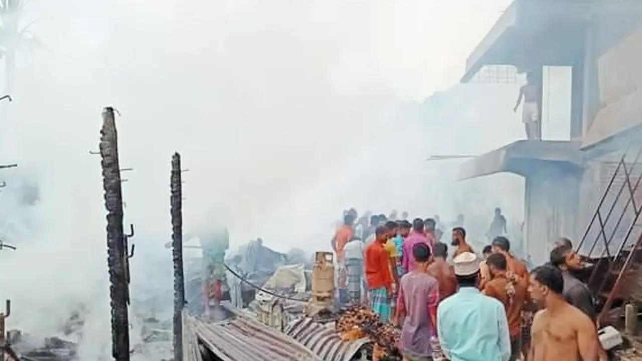 ছোট হরিণা বাজারে ২০ দোকান পুড়ে ছাই