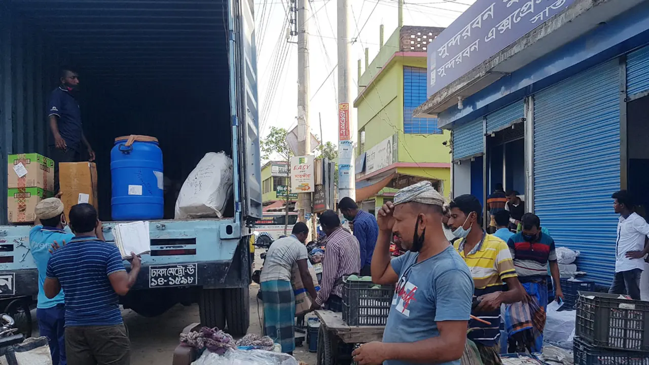 ফাঁদে ফেলে গ্রাহকের টাকা হাতিয়ে নিচ্ছে কুরিয়ার সার্ভিস