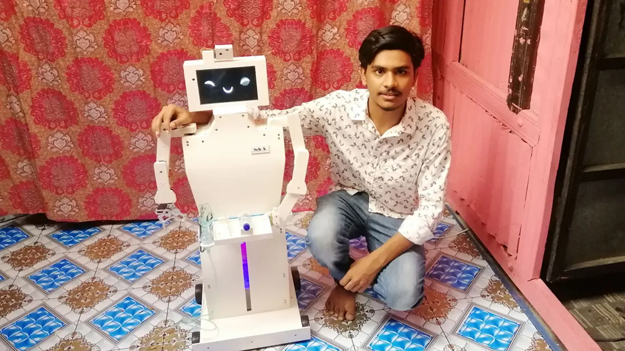 এবার চিকিৎসাসেবায় রোবট বানালেন বরিশালের শুভ