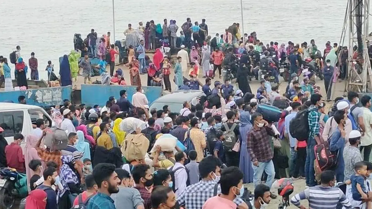 শিমুলিয়ায় কমেছে যাত্রী, চলছে ১৫ ফেরি