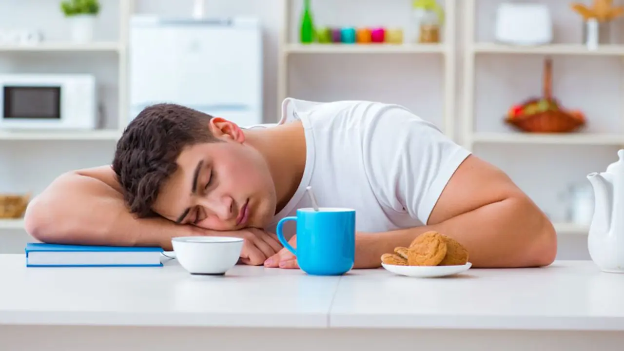 দুপুরে খাওয়ার পর ঘুম পায় কেন?