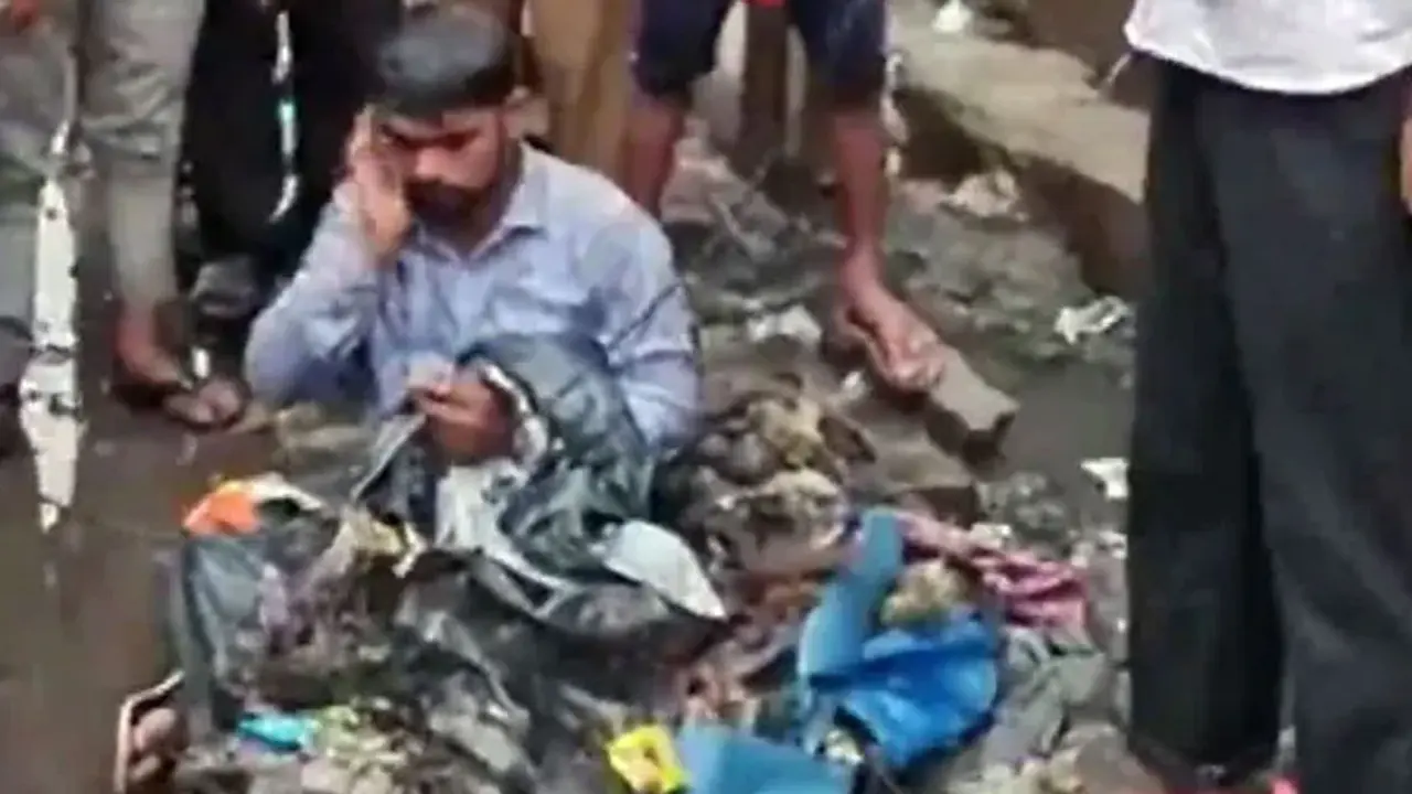 ড্রেন পরিষ্কার না রাখায় মাথায় আবর্জনা ঢেলে দিলেন সাংসদ