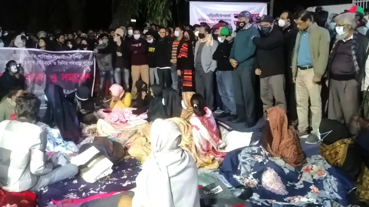 শাবি শিক্ষার্থীদের অনশন ভাঙাতে ব্যর্থ হয়ে ফিরে গেলেন শিক্ষকরা