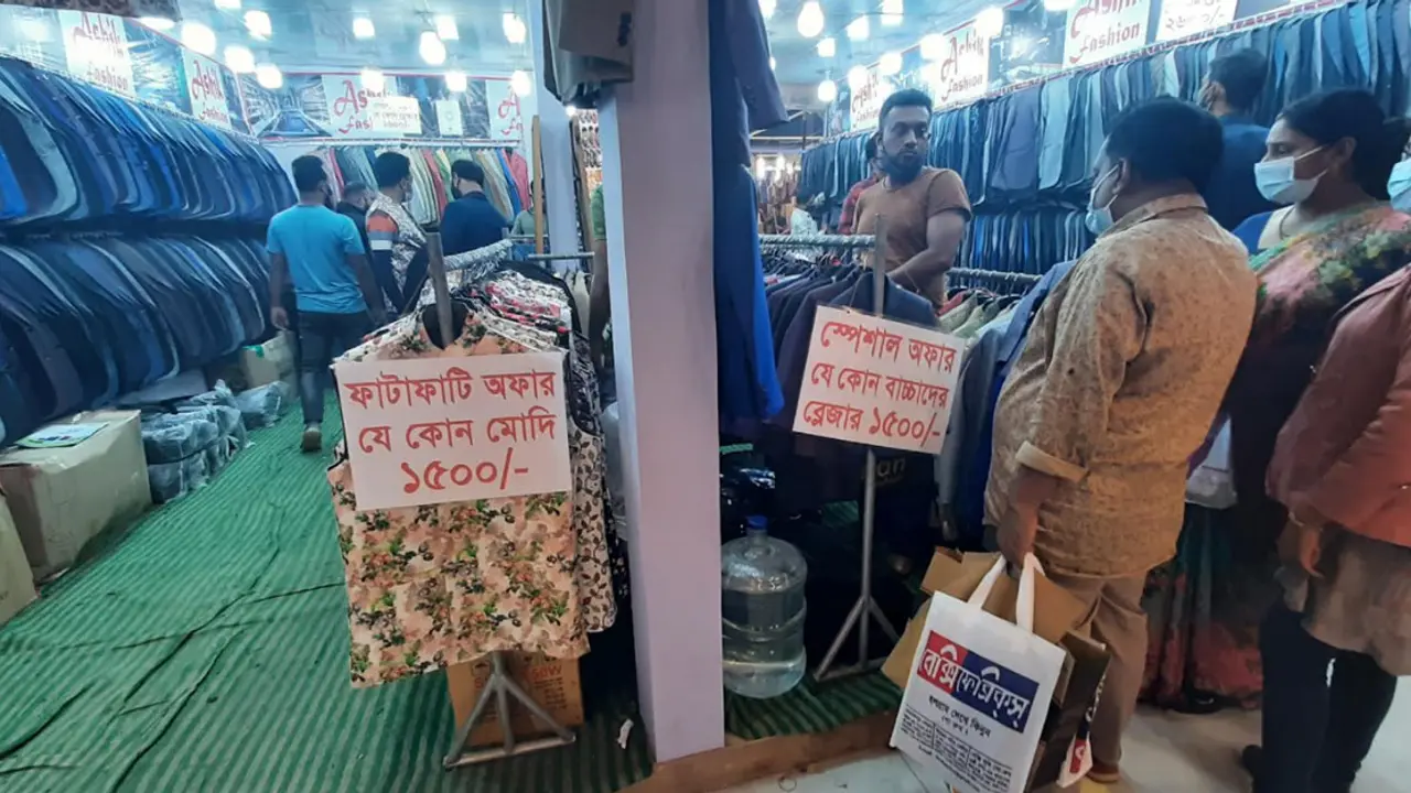 মেলায় ছাড় দিয়েও ক্রেতা পাচ্ছেন না ব্লেজার বিক্রেতারা