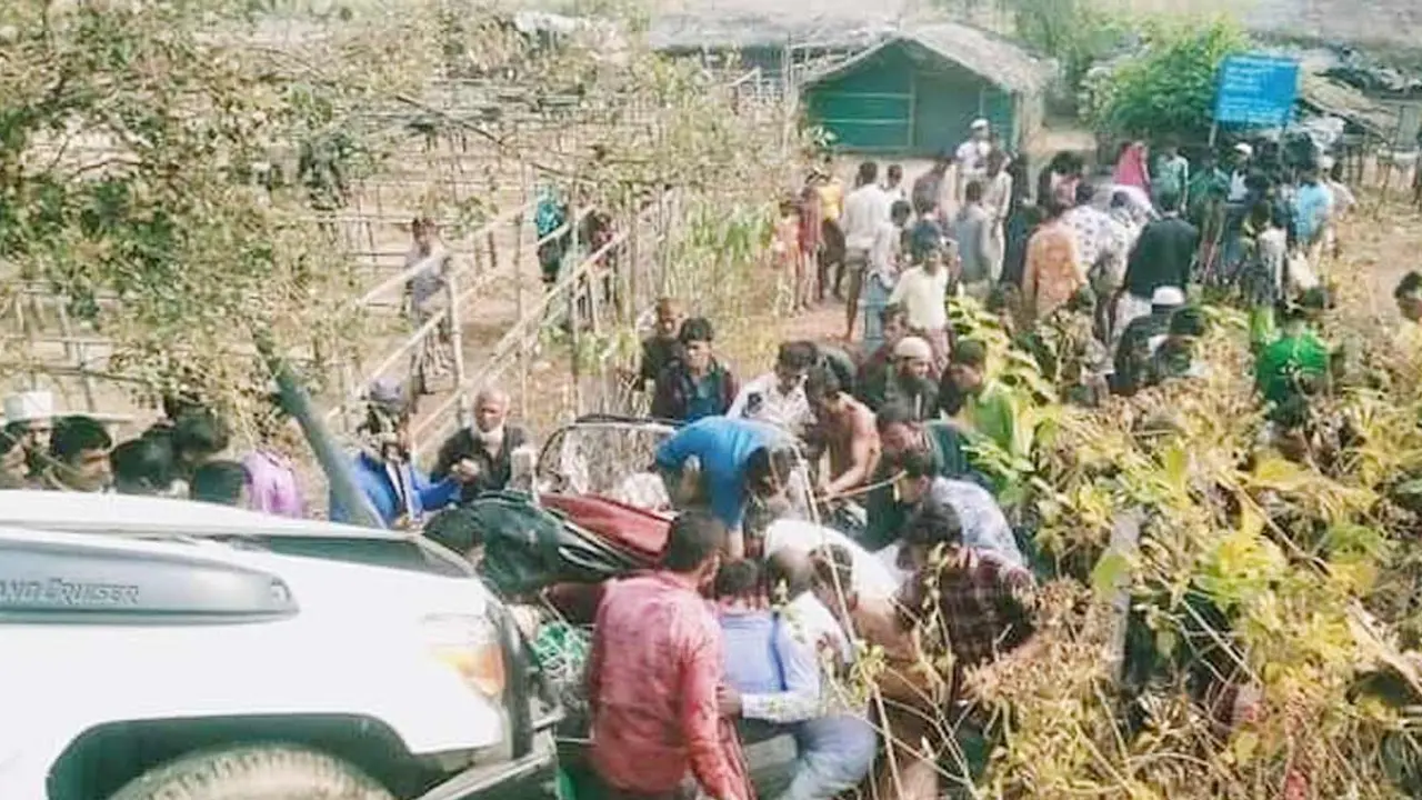 কক্সবাজার মেরিন ড্রাইভে প্রাণ গেল ২ যাত্রীর