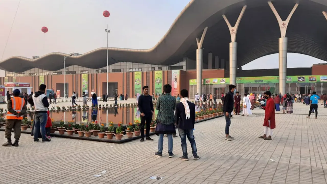 কেনাকাটার চেয়ে ছবি তোলায় ব্যস্ত বাণিজ্য মেলায় আগতরা