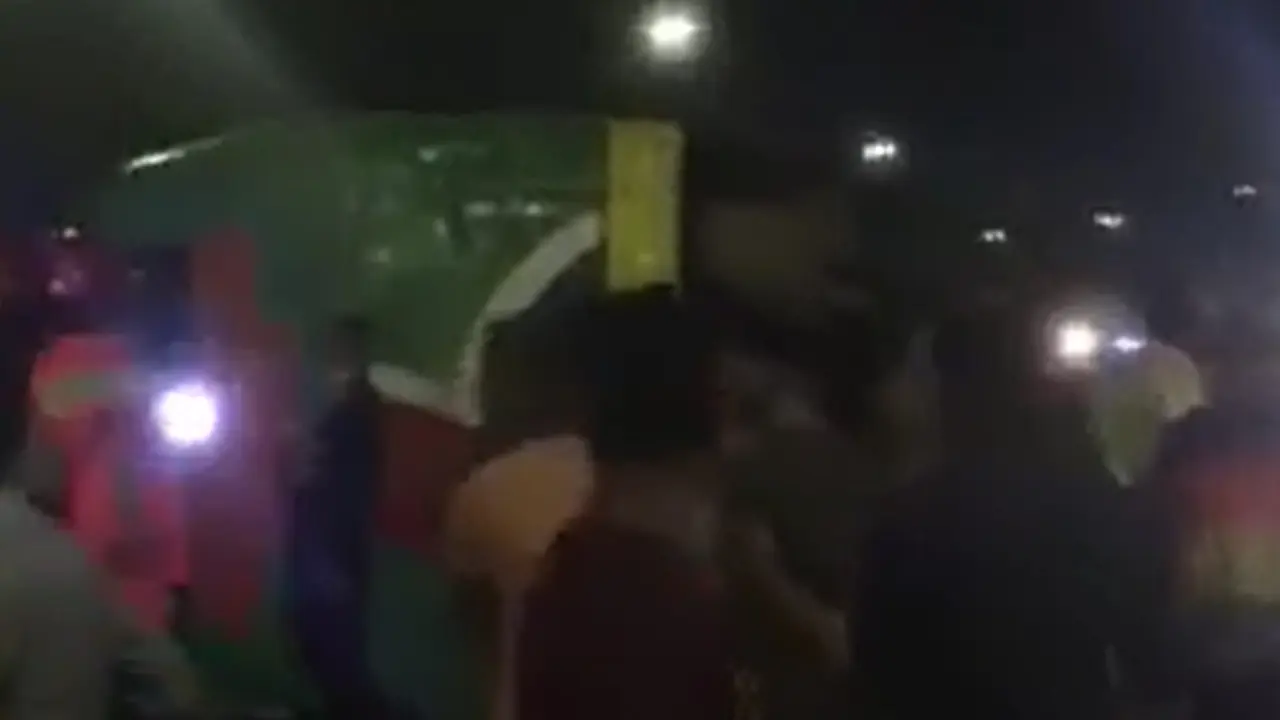 হানিফ ফ্লাইওভারে উল্টে গেছে যাত্রীবাহী বাস, যান চলাচল বন্ধ