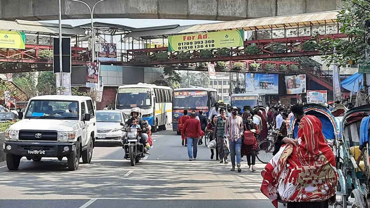 মিরপুর-উত্তরা রুটে চলছে কিছু বাস