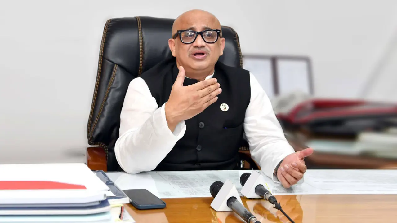 স্ত্রীর চেয়ে সম্পদ কম, মুরাদের বার্ষিক আয় ১৪ লাখ