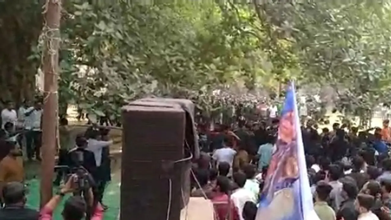 অপরাজেয় বাংলার পাদদেশে ছাত্রলীগের হাতাহাতি, জয়-লেখক আহত