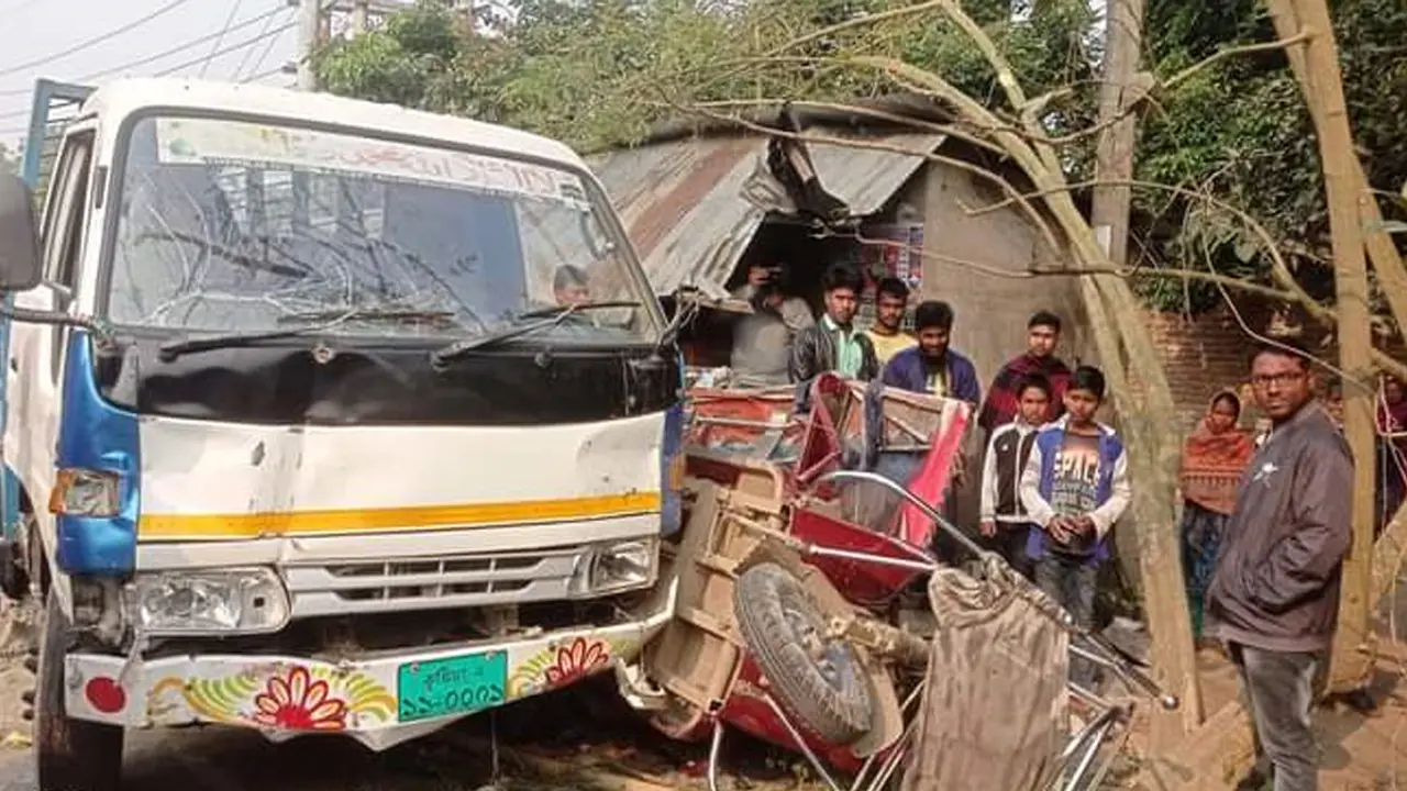 নবাবগঞ্জে পিকআপের ধাক্কায় নিহত ৩