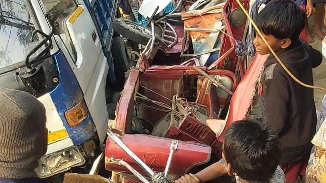 নবাবগঞ্জে পিকআপের ধাক্কায় নিহত বেড়ে ৪