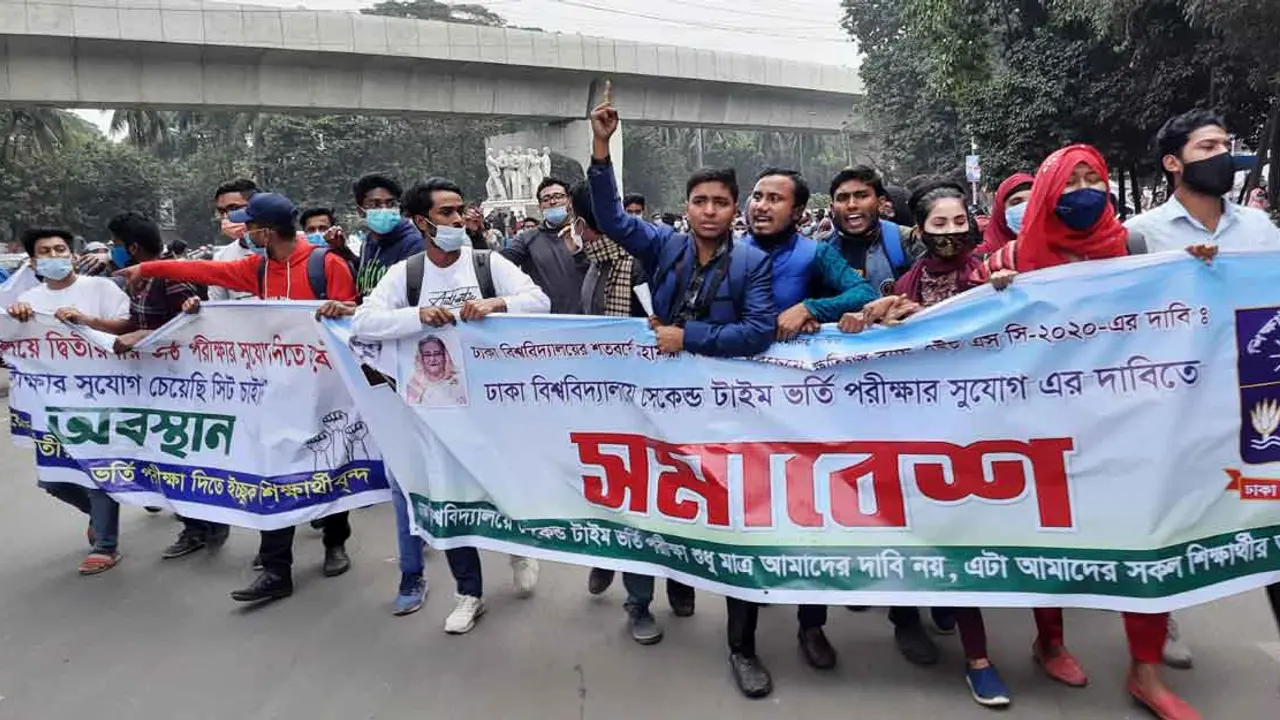 ঢাবি ভর্তি পরীক্ষায় দ্বিতীয়বার সুযোগ চেয়ে শিক্ষার্থীদের বিক্ষোভ