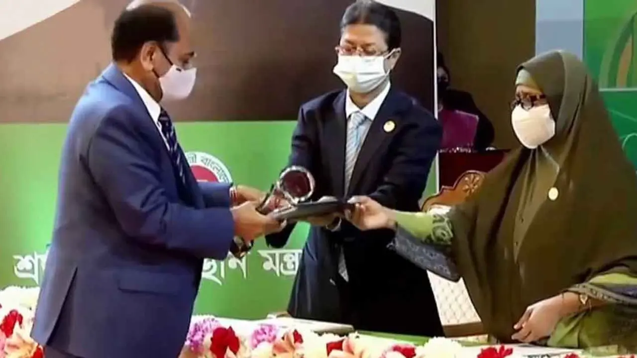 ‘গ্রিন ফ্যাক্টরি অ্যাওয়ার্ড’ পেল আকিজ ফুড অ্যান্ড বেভারেজ