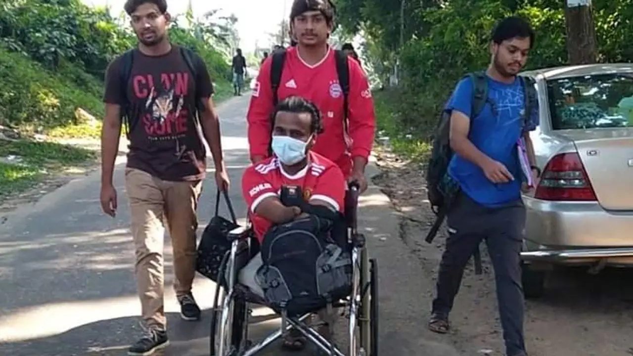 হাত-পা নেই, হুইলচেয়ারে চড়ে বিশ্ববিদ্যালয় ভর্তি পরীক্ষায় আলিফ