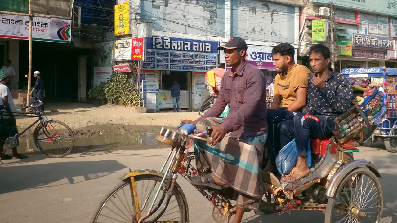সুইচ টিপলেই আয়, ব্যাটারিচালিত রিকশার দাপট জল-জোছনার শহরে