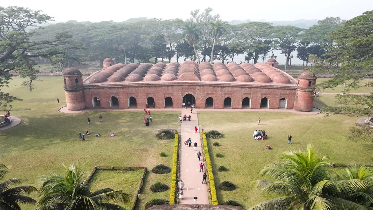 নকশায় সমৃদ্ধ ঐতিহ্যের সাক্ষী ষাটগম্বুজ মসজিদ