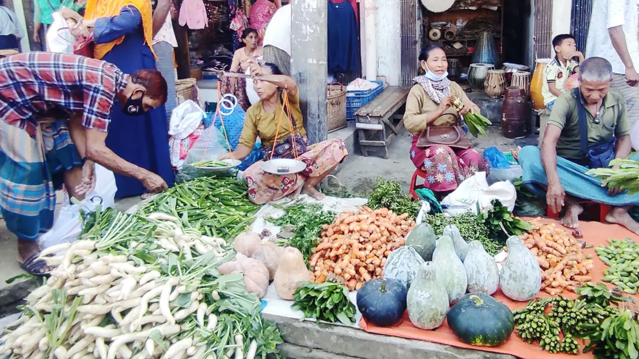 বান্দরবানের যে বাজারে নারীরাই সওদাগর