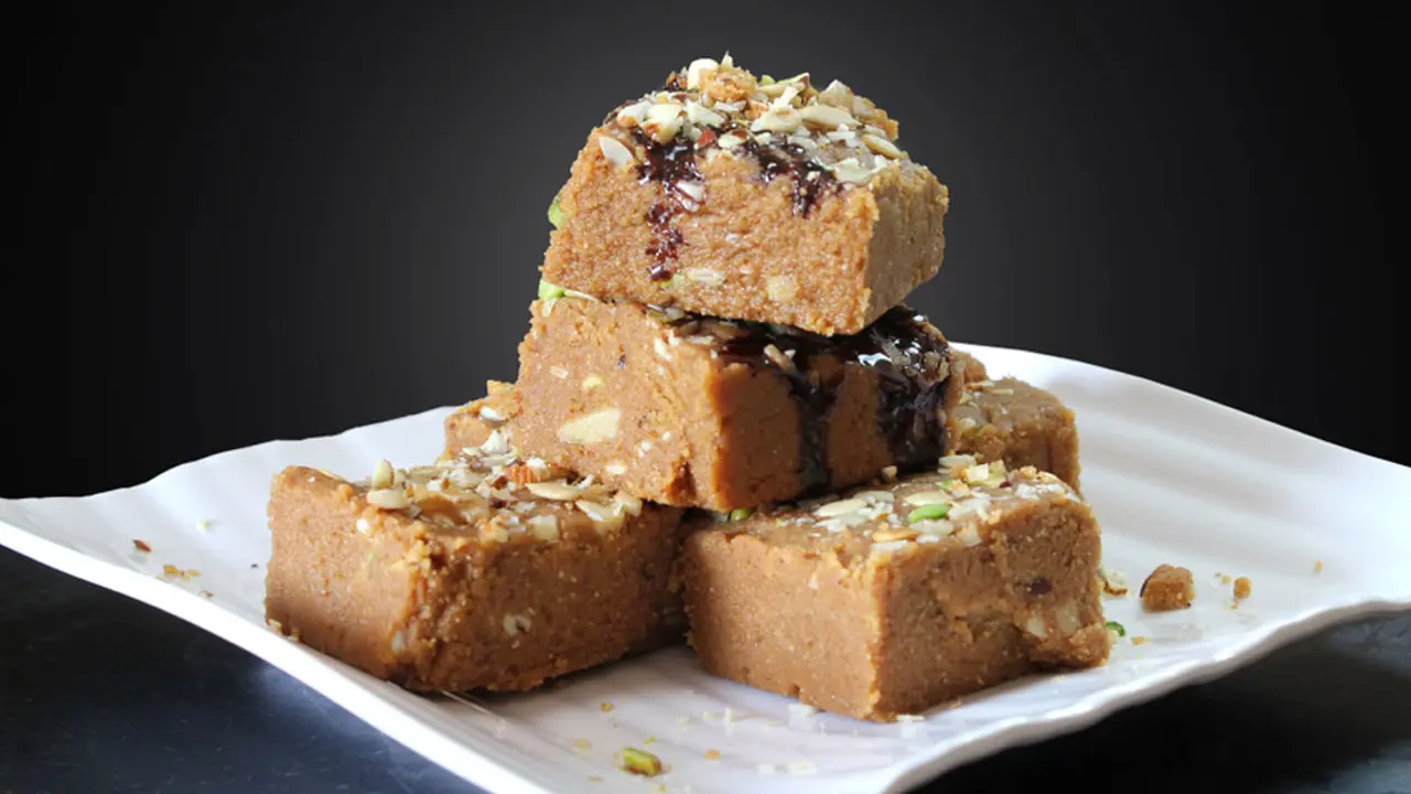 খেজুরের গুড়ের বরফি তৈরির রেসিপি