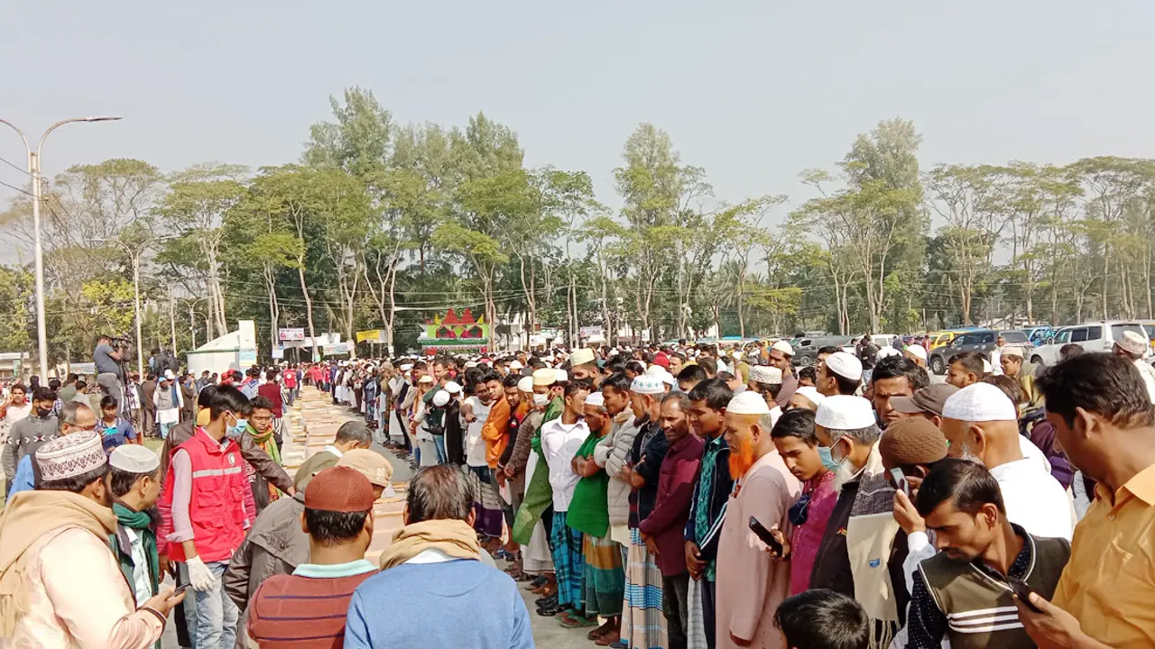 সুগন্ধায় লঞ্চে আগুন, মৃতদের জানাজায় মানুষের ঢল