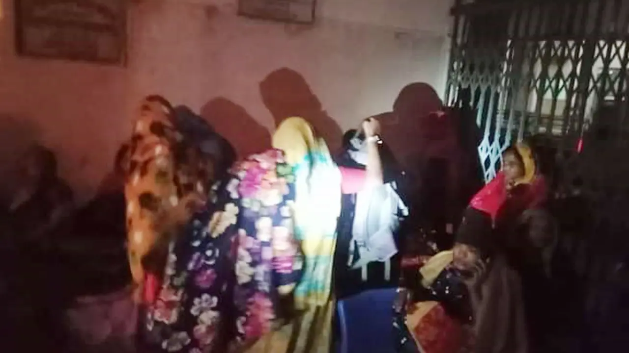 মাঝরাতে হাসপাতালে আগুন, আতঙ্কে রাস্তায় রোগীরা