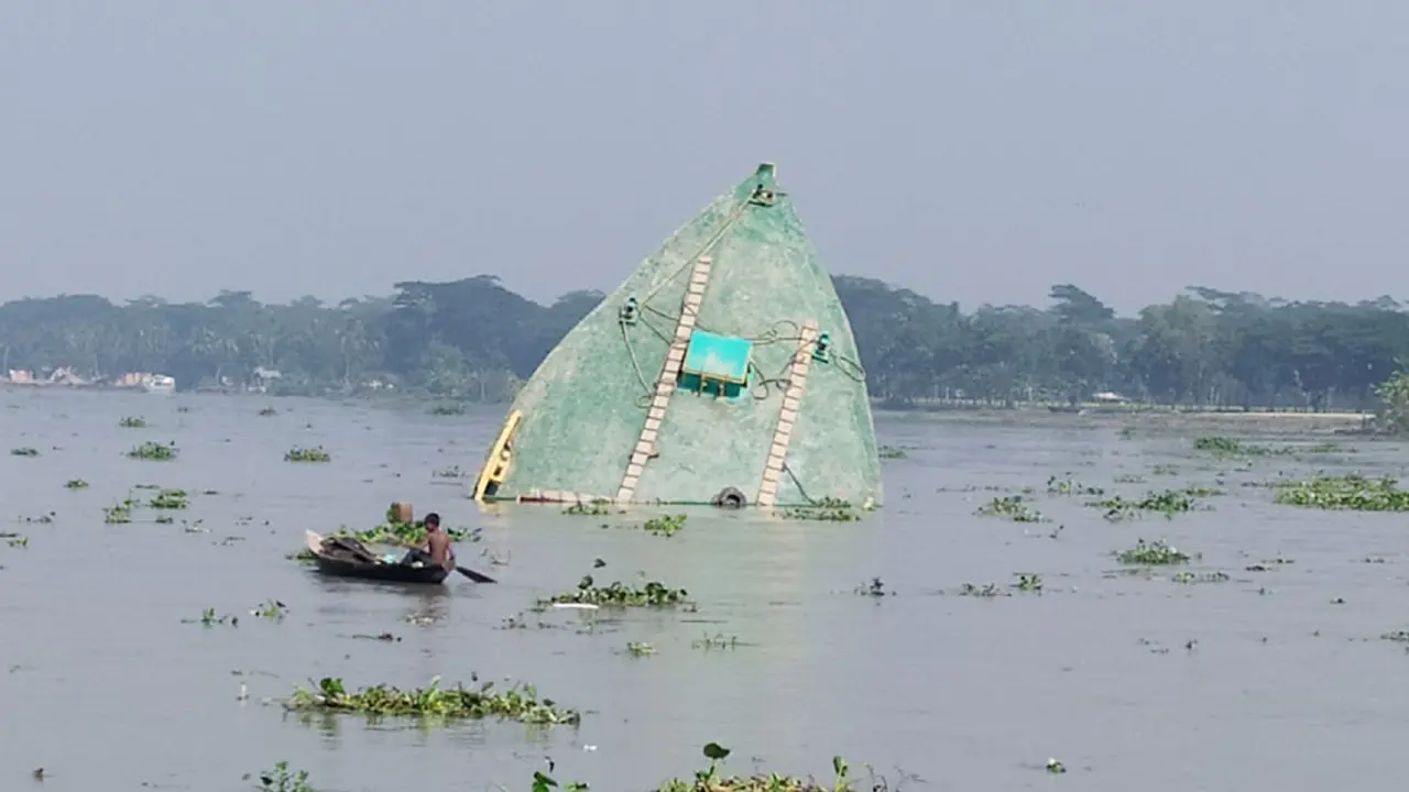 ৬৪০০ বস্তা সারসহ সন্ধ্যা নদীতে ট্রলারডুবি