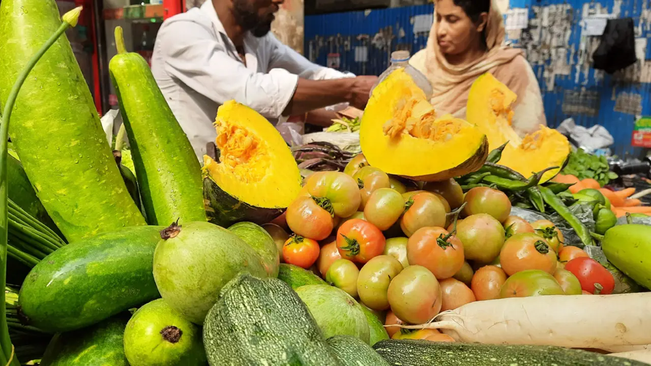 শীতেও খুব বেশি কমেনি সবজির দাম