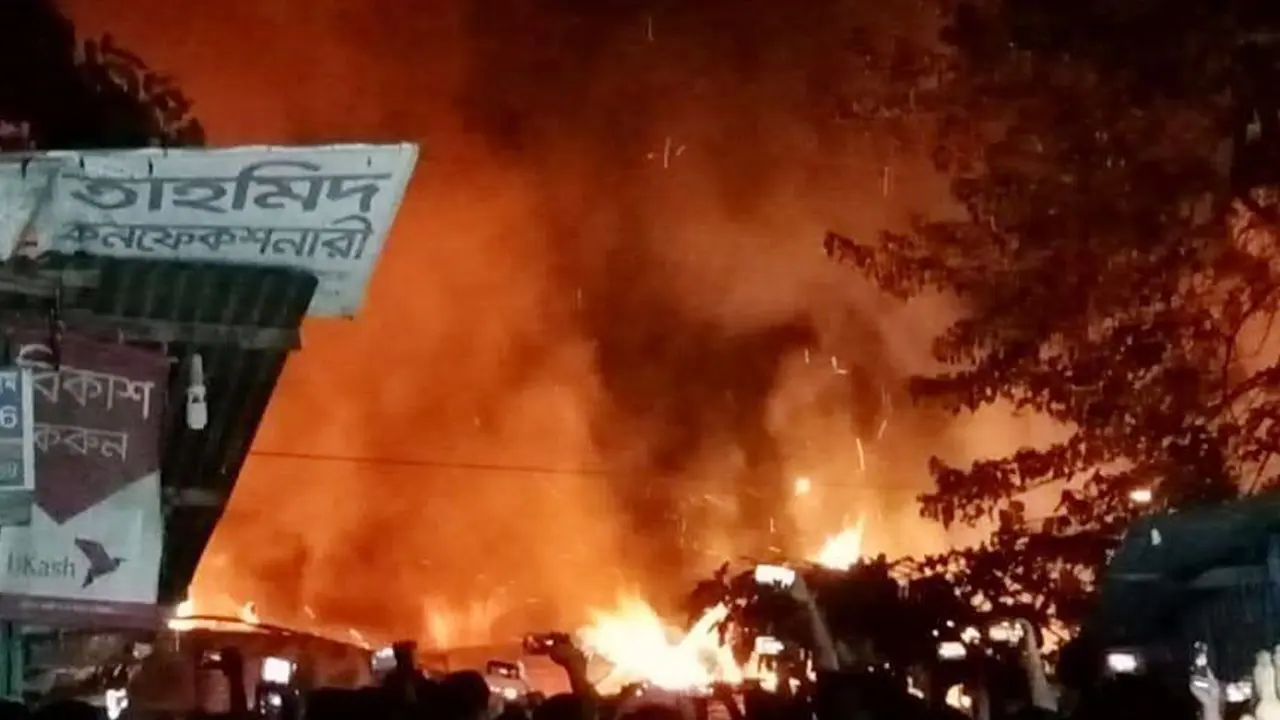 ব্রাহ্মণবাড়িয়ায় আগুনে পুড়ল ৮ দোকান